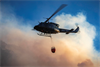 Waldbrand - Hubschrauber mit Löschwasser